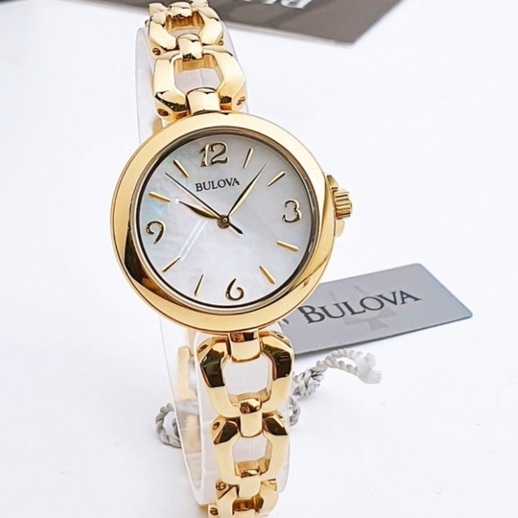 ***SOLD*** Bulova Mother of Pearl Dial Gold Tone Steel Ladies Watch - Picture 5 of 11